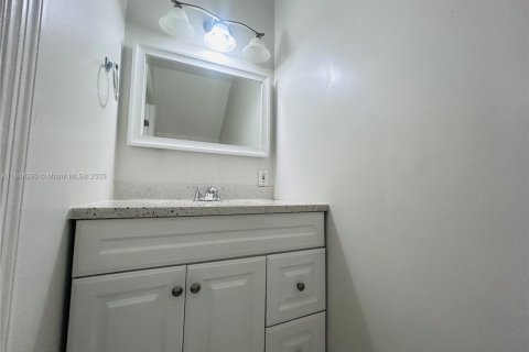 House in Miami, Florida 2 bedrooms, 116.13 sq.m. № 1848951 - photo 25