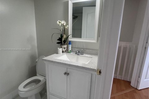 House in Miami, Florida 2 bedrooms, 116.13 sq.m. № 1848951 - photo 17