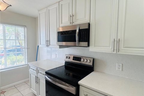 House in Miami, Florida 2 bedrooms, 116.13 sq.m. № 1848951 - photo 22