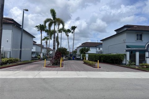 House in Miami, Florida 2 bedrooms, 116.13 sq.m. № 1848951 - photo 1