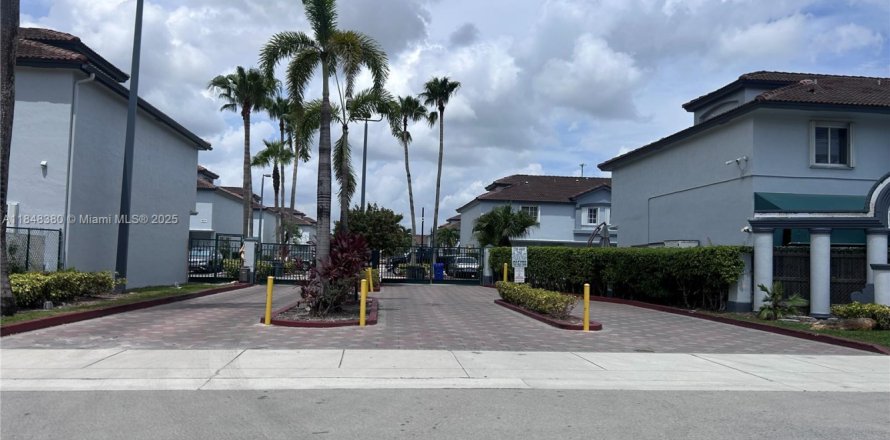 House in Miami, Florida 2 bedrooms, 116.13 sq.m. № 1848951
