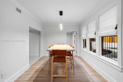 House in Miami, Florida 4 bedrooms, 193.24 sq.m. № 1896248 - photo 10