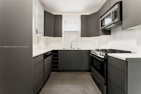 House in Miami, Florida 4 bedrooms, 193.24 sq.m. № 1896248 - photo 14