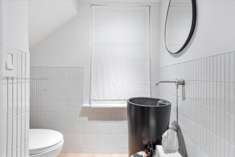 House in Miami, Florida 4 bedrooms, 193.24 sq.m. № 1896248 - photo 13