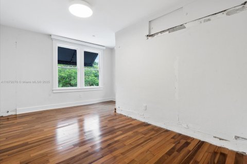 House in Miami, Florida 4 bedrooms, 193.24 sq.m. № 1896248 - photo 28