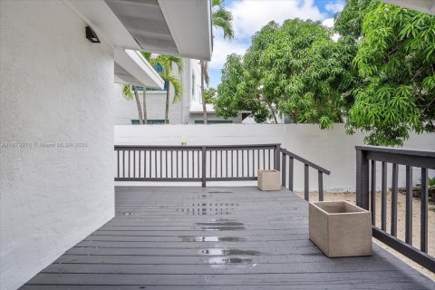 House in Miami, Florida 4 bedrooms, 193.24 sq.m. № 1896248 - photo 16