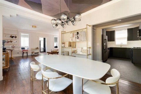 House in Miami, Florida 4 bedrooms, 193.24 sq.m. № 1896248 - photo 9