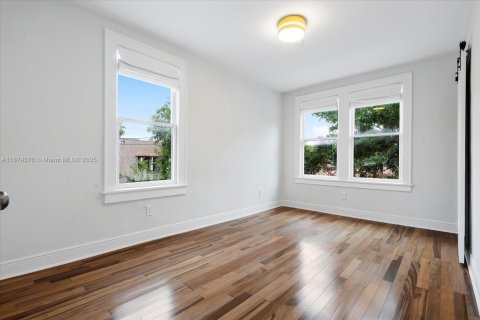 House in Miami, Florida 4 bedrooms, 193.24 sq.m. № 1896248 - photo 30