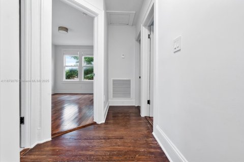 House in Miami, Florida 4 bedrooms, 193.24 sq.m. № 1896248 - photo 20