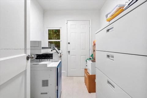 House in Miami, Florida 4 bedrooms, 193.24 sq.m. № 1896248 - photo 17