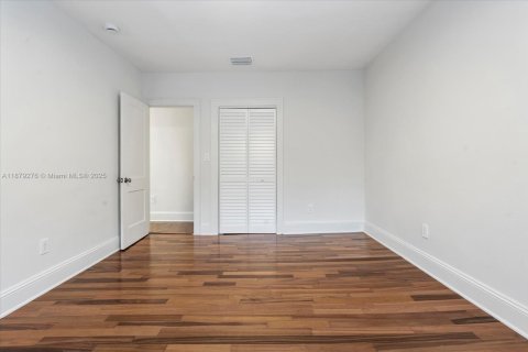 House in Miami, Florida 4 bedrooms, 193.24 sq.m. № 1896248 - photo 18