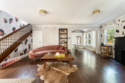 House in Miami, Florida 4 bedrooms, 193.24 sq.m. № 1896248 - photo 6