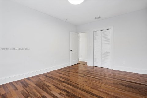 House in Miami, Florida 4 bedrooms, 193.24 sq.m. № 1896248 - photo 29