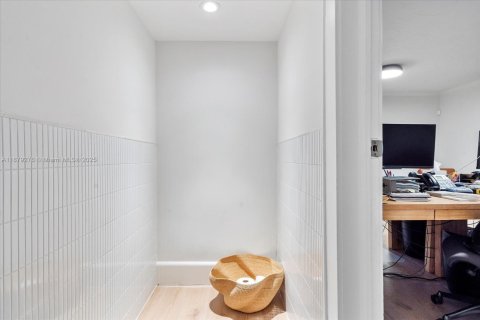 House in Miami, Florida 4 bedrooms, 193.24 sq.m. № 1896248 - photo 23