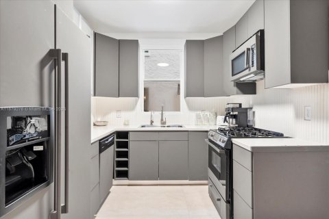 House in Miami, Florida 4 bedrooms, 193.24 sq.m. № 1896248 - photo 15