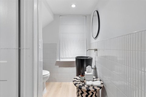 House in Miami, Florida 4 bedrooms, 193.24 sq.m. № 1896248 - photo 12