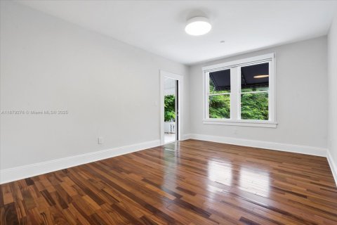 House in Miami, Florida 4 bedrooms, 193.24 sq.m. № 1896248 - photo 27