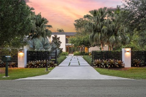 House in Pinecrest, Florida 7 bedrooms, 667.41 sq.m. № 1820070 - photo 1