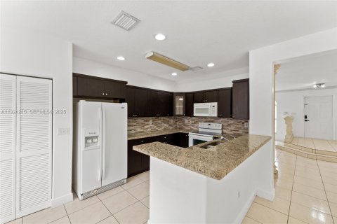 Casa en venta en Doral, Florida, 3 dormitorios, 163.51 m2 № 1982734 - foto 9