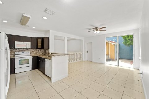 Casa en venta en Doral, Florida, 3 dormitorios, 163.51 m2 № 1982734 - foto 10