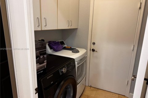 Townhouse in Hollywood, Florida 3 bedrooms, 214.05 sq.m. № 2399575 - photo 29