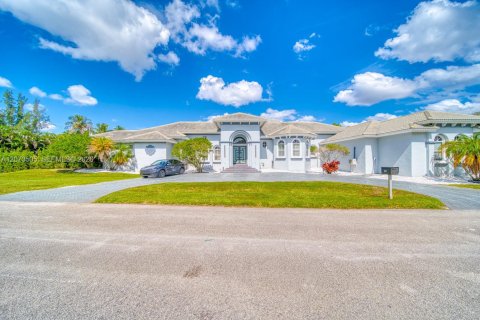 Casa en Plantation, Florida 5 dormitorios, 405.24 m2 № 2311354