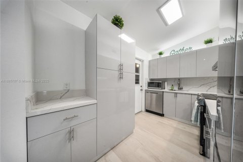 House in Fort Lauderdale, Florida 3 bedrooms, 135.82 sq.m. № 2013150 - photo 9