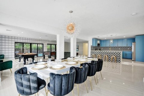 House in Hollywood, Florida 8 bedrooms, 355.35 sq.m. № 1862493 - photo 2