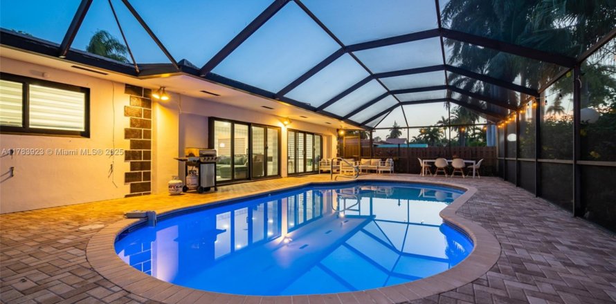 House in Hollywood, Florida 8 bedrooms, 355.35 sq.m. № 1862493