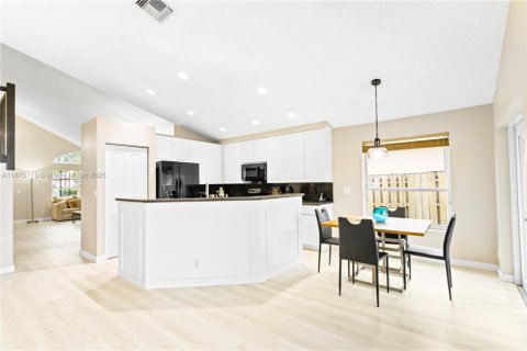 Villa ou maison à vendre à Pembroke Pines, Floride: 4 chambres, 217.3 m2 № 1921839 - photo 4