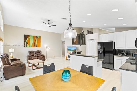 Villa ou maison à vendre à Pembroke Pines, Floride: 4 chambres, 217.3 m2 № 1921839 - photo 10