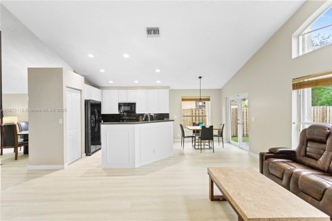 Villa ou maison à vendre à Pembroke Pines, Floride: 4 chambres, 217.3 m2 № 1921839 - photo 6