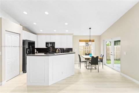 Villa ou maison à vendre à Pembroke Pines, Floride: 4 chambres, 217.3 m2 № 1921839 - photo 5