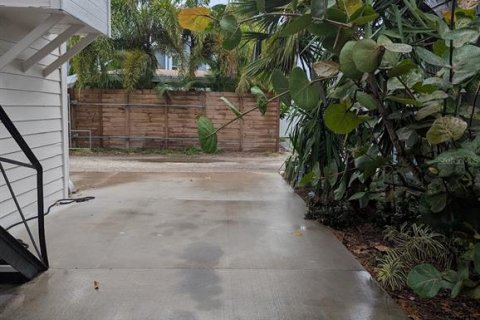 Commercial property in Saint Petersburg, Florida 4 bedrooms, 186.64 sq.m. № 1740778 - photo 28
