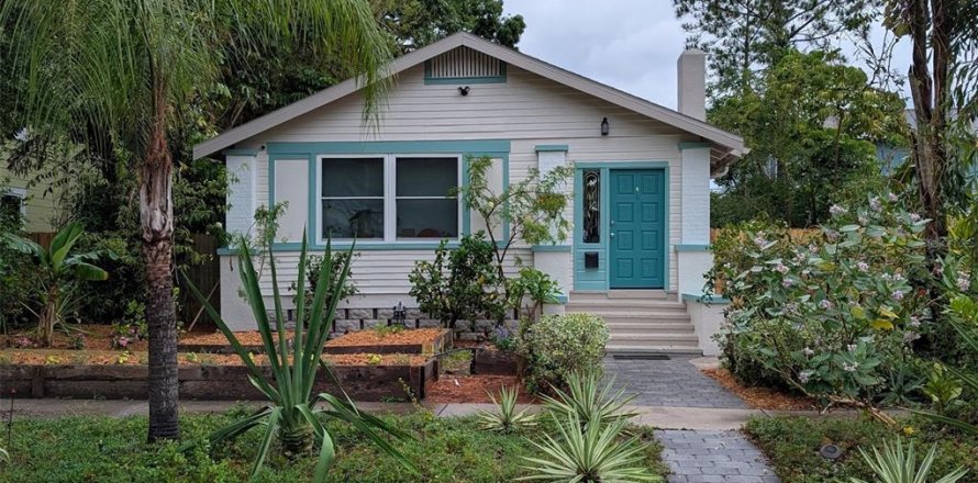 Commercial property in Saint Petersburg, Florida 4 bedrooms, 186.64 sq.m. № 1740778