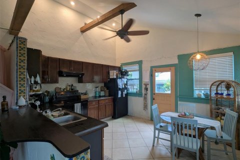 Commercial property in Saint Petersburg, Florida 4 bedrooms, 186.64 sq.m. № 1740778 - photo 6