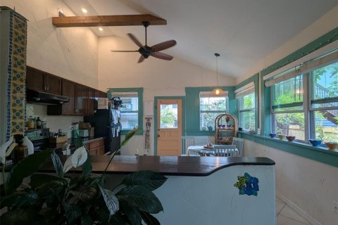 Commercial property in Saint Petersburg, Florida 4 bedrooms, 186.64 sq.m. № 1740778 - photo 8