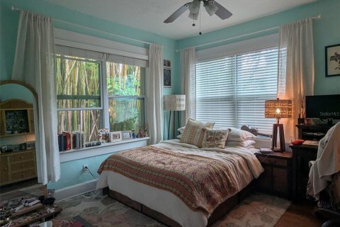 Commercial property in Saint Petersburg, Florida 4 bedrooms, 186.64 sq.m. № 1740778 - photo 11