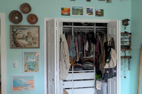 Commercial property in Saint Petersburg, Florida 4 bedrooms, 186.64 sq.m. № 1740778 - photo 12
