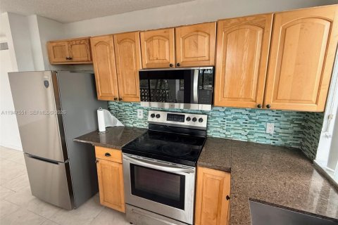 Кондоминиум с 2 спальнями в Лодерхилл, Флорида № 2005369