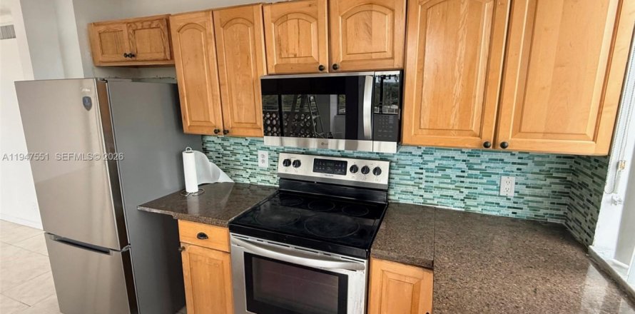 Кондоминиум с 2 спальнями в Лодерхилл, Флорида № 2005369