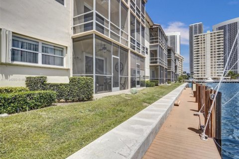 Condominio en venta en Hallandale Beach, Florida, 1 dormitorio, 82.68 m2 № 2186227 - foto 27