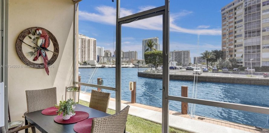 Condominio en Hallandale Beach, Florida, 1 dormitorio № 2186227