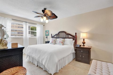 Condominio en venta en Hallandale Beach, Florida, 1 dormitorio, 82.68 m2 № 2186227 - foto 7