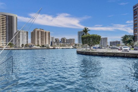 Condominio en venta en Hallandale Beach, Florida, 1 dormitorio, 82.68 m2 № 2186227 - foto 30