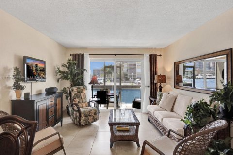 Condominio en venta en Hallandale Beach, Florida, 1 dormitorio, 82.68 m2 № 2186227 - foto 2