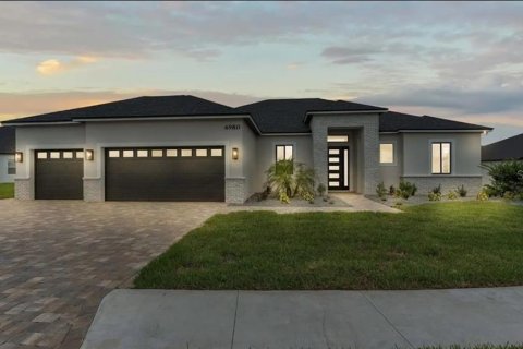 House in Lakeland, Florida 4 bedrooms, 205.87 sq.m. № 2221111 - photo 2