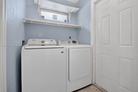 Villa ou maison à vendre à Hollywood, Floride: 2 chambres, 114.46 m2 № 2323568 - photo 20