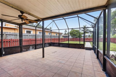 Villa ou maison à vendre à Hollywood, Floride: 2 chambres, 114.46 m2 № 2323568 - photo 23