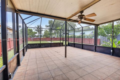 Villa ou maison à vendre à Hollywood, Floride: 2 chambres, 114.46 m2 № 2323568 - photo 22